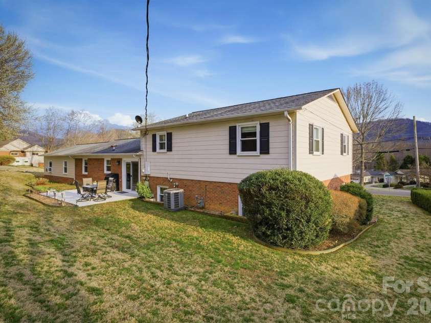 1405 Lower Creek Drive, Lenoir, NC 28645.  MLS# CAR4350056, YatesRealty ID 29165. 