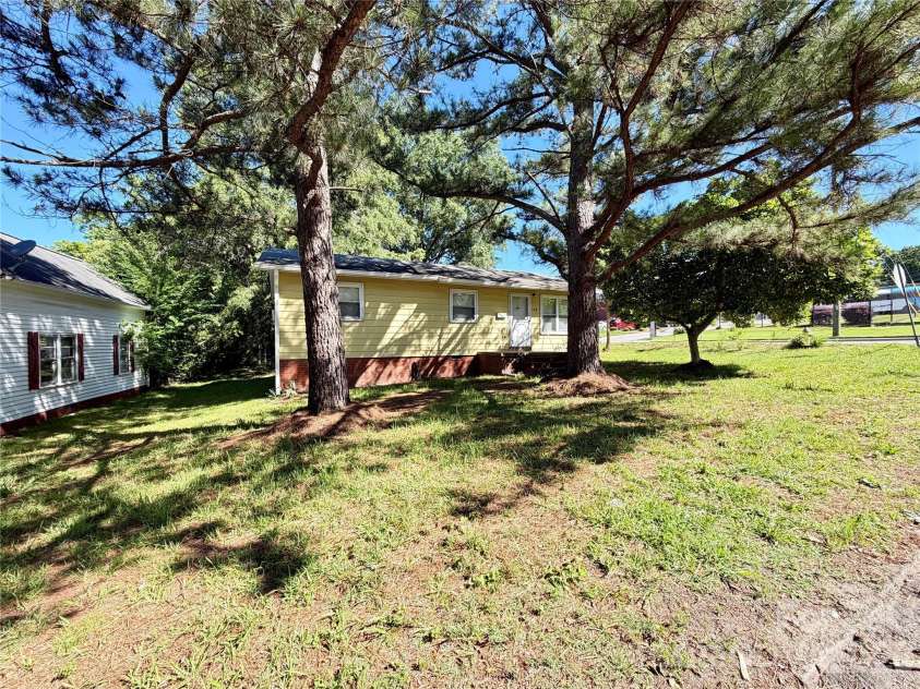 112 Academy Avenue, Concord, NC 28025.  MLS# CAR4384073, YatesRealty ID 29167. 