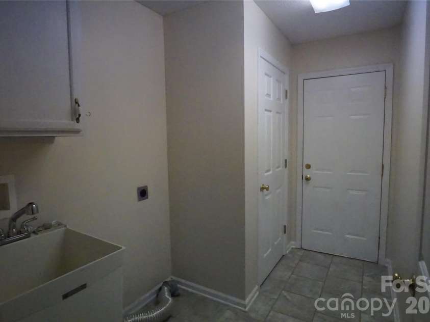 3795 River Road, Hickory, NC 28602.  MLS# CAR4389506, YatesRealty ID 29168. 