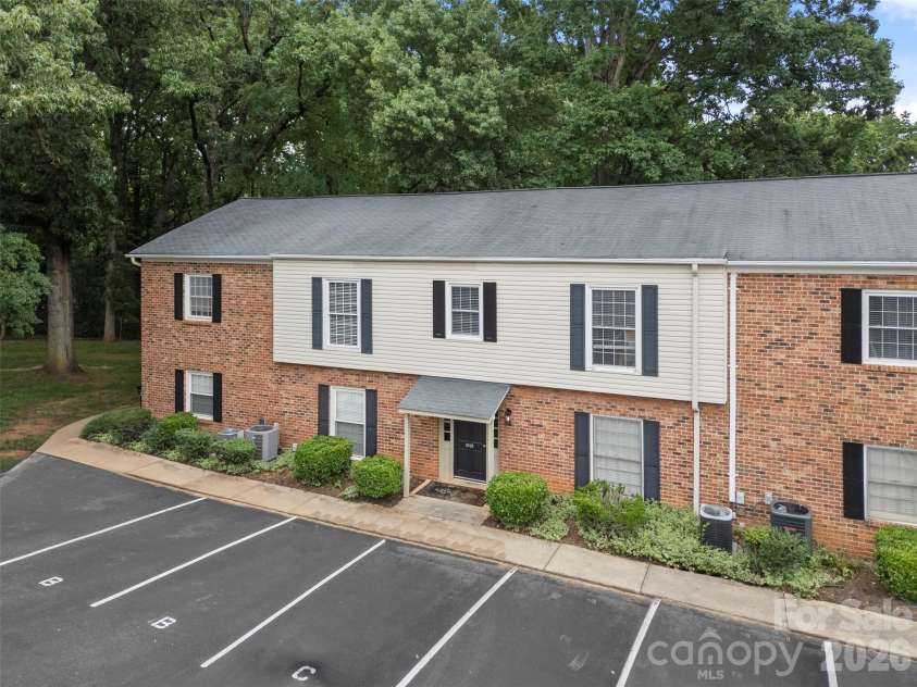 5925 Quail Hollow Road, Charlotte, NC 28210.  MLS# CAR4387065, YatesRealty ID 29171. 