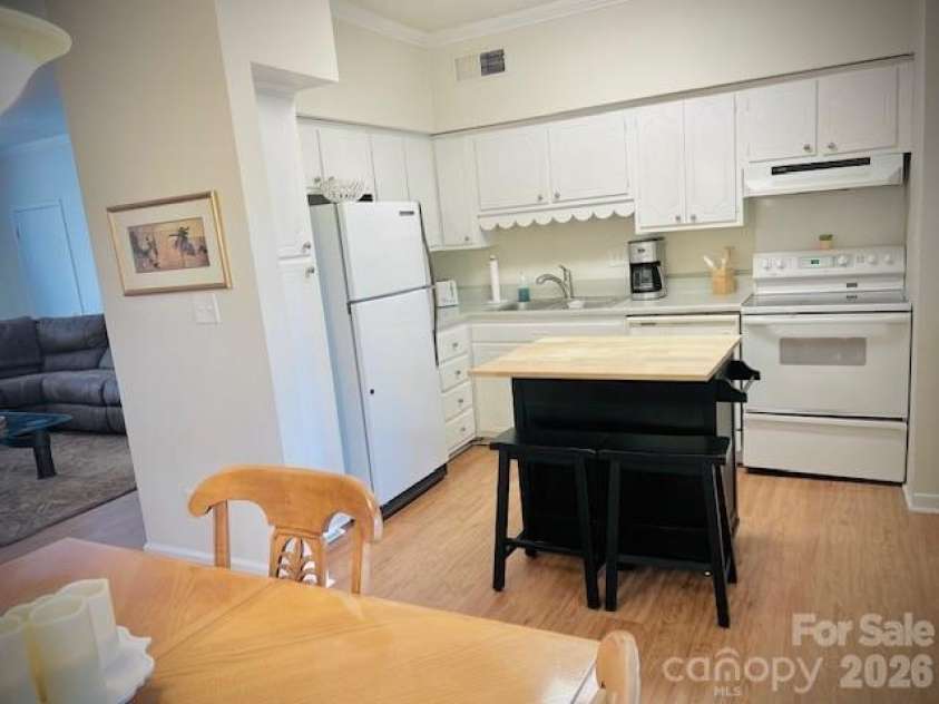 5925 Quail Hollow Road, Charlotte, NC 28210.  MLS# CAR4412805, YatesRealty ID 29171. 