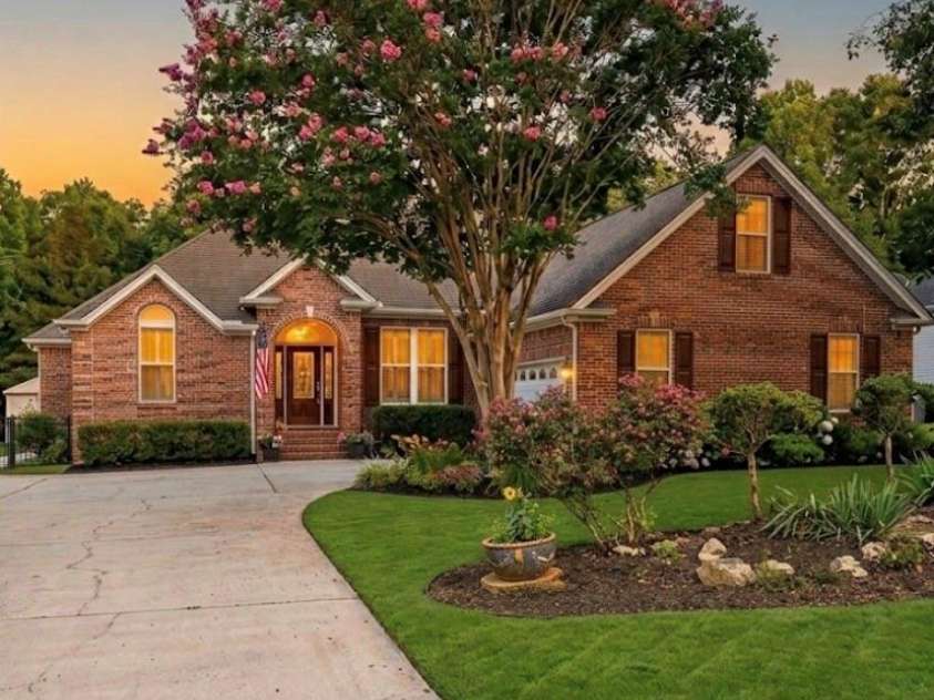 2330 Shannon Drive, Belmont, NC 28012.  MLS# CAR4388718, YatesRealty ID 29173. 