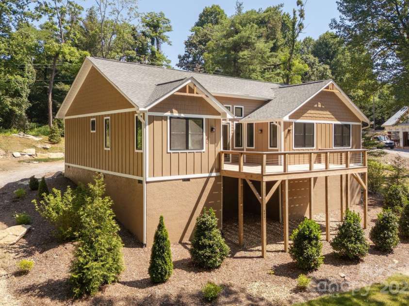 654 Hollybrook Drive, Flat Rock, NC 28731.  MLS# CAR4167426, YatesRealty ID 29173. 