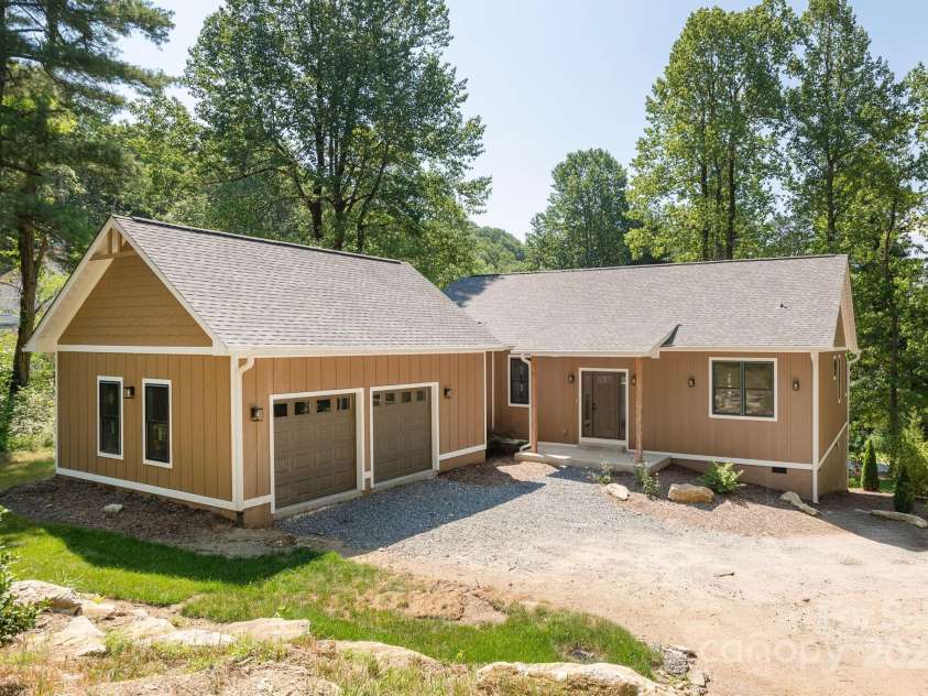 654 Hollybrook Drive, Flat Rock, NC 28731.  MLS# CAR4167426, YatesRealty ID 29173. 