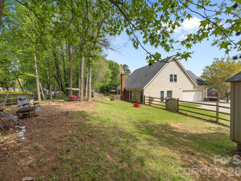 1451 Pine Needle Lane, Mooresville, NC 28115.  MLS# CAR4335723, YatesRealty ID 29175. 