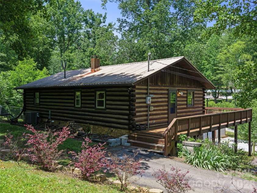 79 Sean Drive, Spruce Pine, NC 28777.  MLS# CAR4389588, YatesRealty ID 29177. 