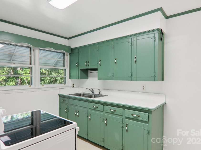 68 Mulberry Court, Arden, NC 28704.  MLS# CAR4283764, YatesRealty ID 29178. Adorable Kitchen