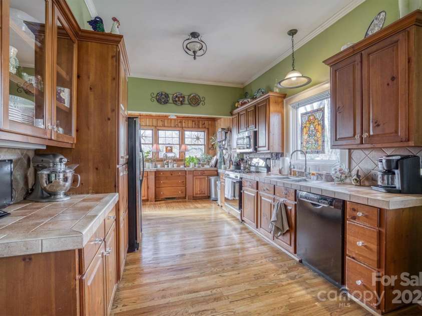 208 College Street, Morganton, NC 28655.  MLS# CAR4201598, YatesRealty ID 2918. 