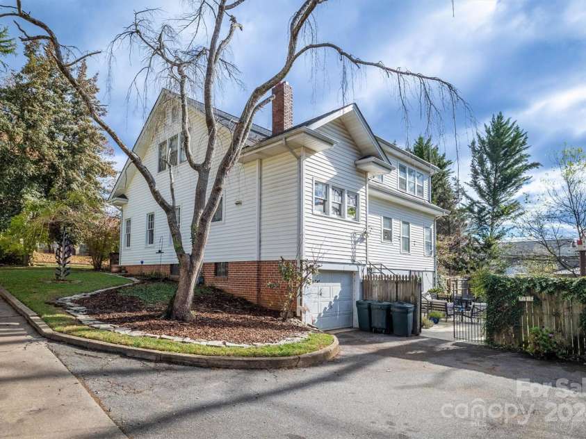 208 College Street, Morganton, NC 28655.  MLS# CAR4201598, YatesRealty ID 2918. 