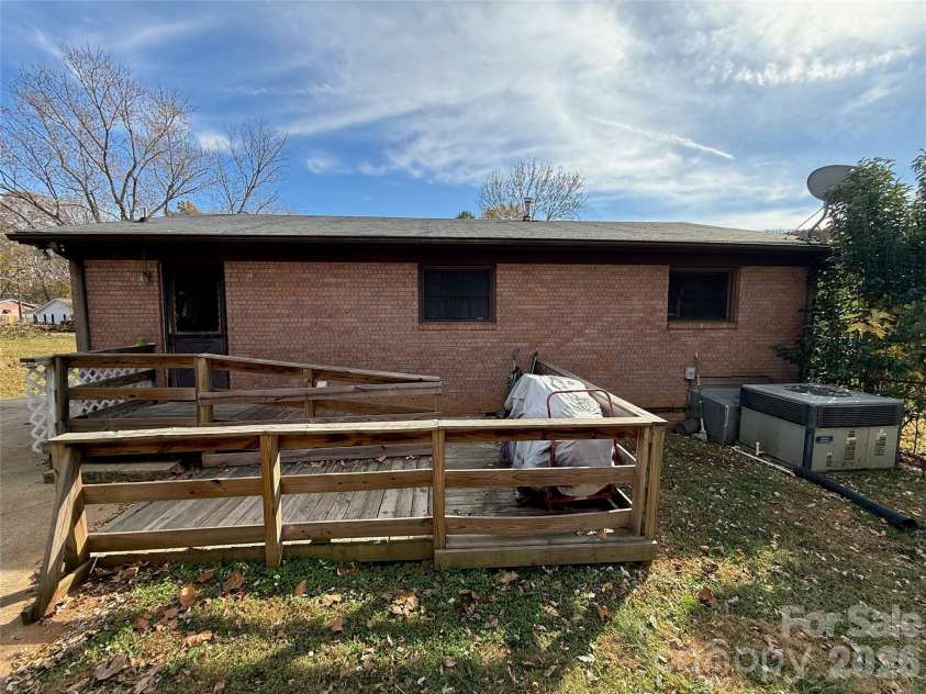 9415 Feldbank Drive, Charlotte, NC 28216.  MLS# CAR4336405, YatesRealty ID 2918. 