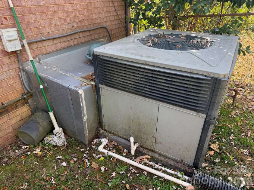 9415 Feldbank Drive, Charlotte, NC 28216.  MLS# CAR4336405, YatesRealty ID 2918. 