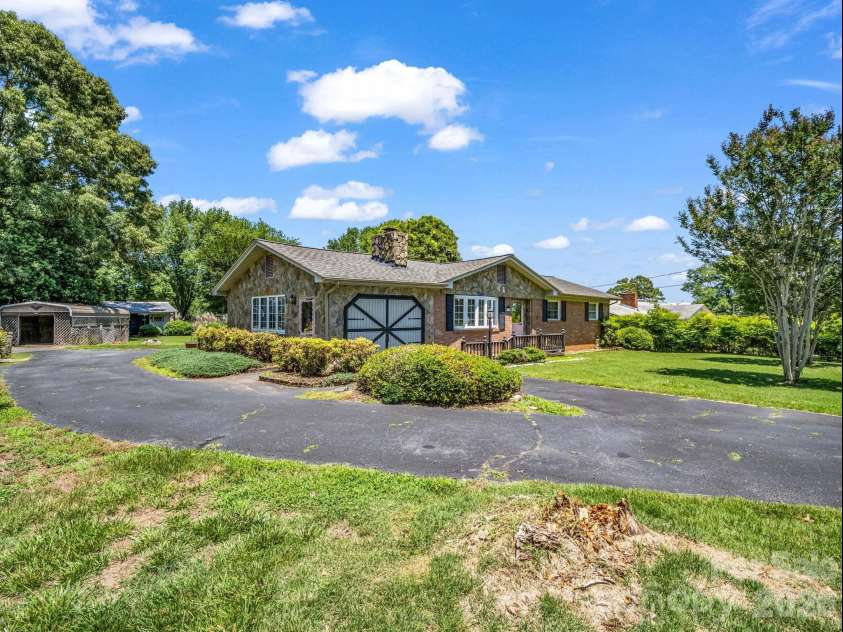 2302 Crosby Drive, Shelby, NC 28150.  MLS# CAR4389790, YatesRealty ID 29182. 