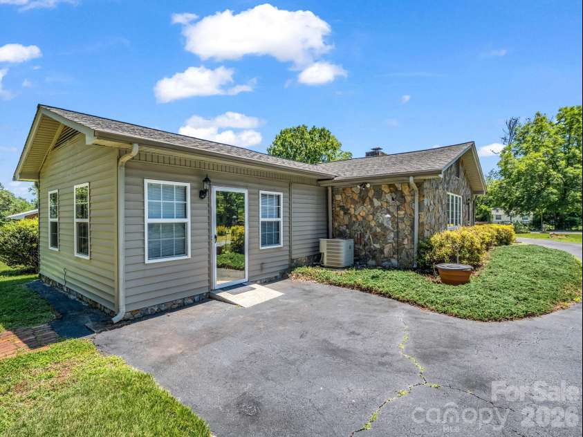 2302 Crosby Drive, Shelby, NC 28150.  MLS# CAR4389790, YatesRealty ID 29182. 