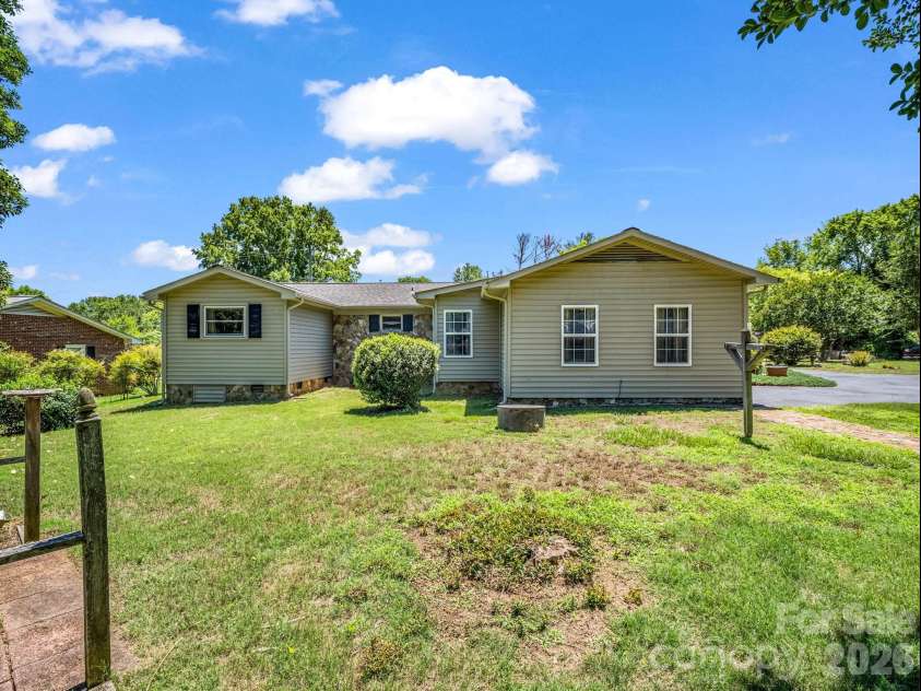 2302 Crosby Drive, Shelby, NC 28150.  MLS# CAR4389790, YatesRealty ID 29182. 
