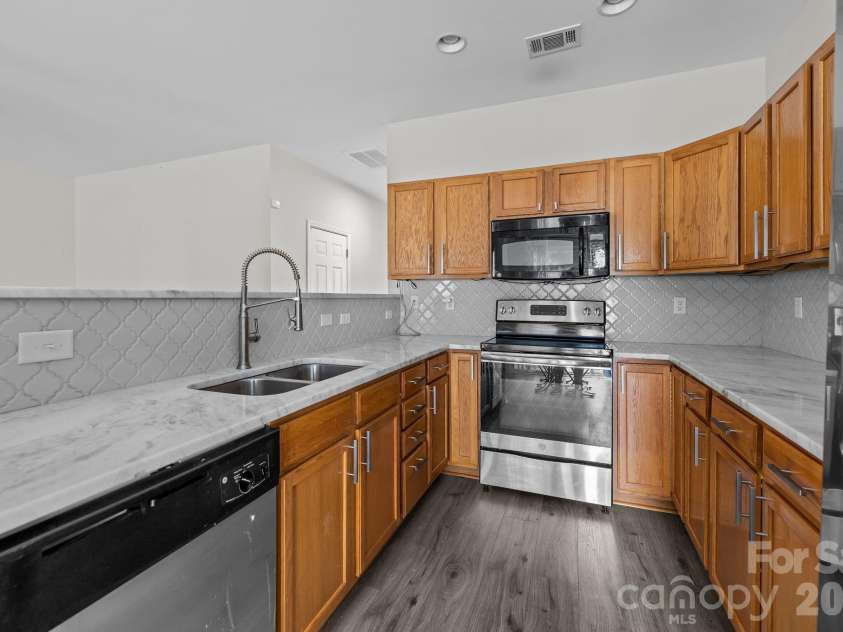 482 Delta Drive, Fort Mill, SC 29715.  MLS# CAR4282763, YatesRealty ID 29182. Updated Kitchen