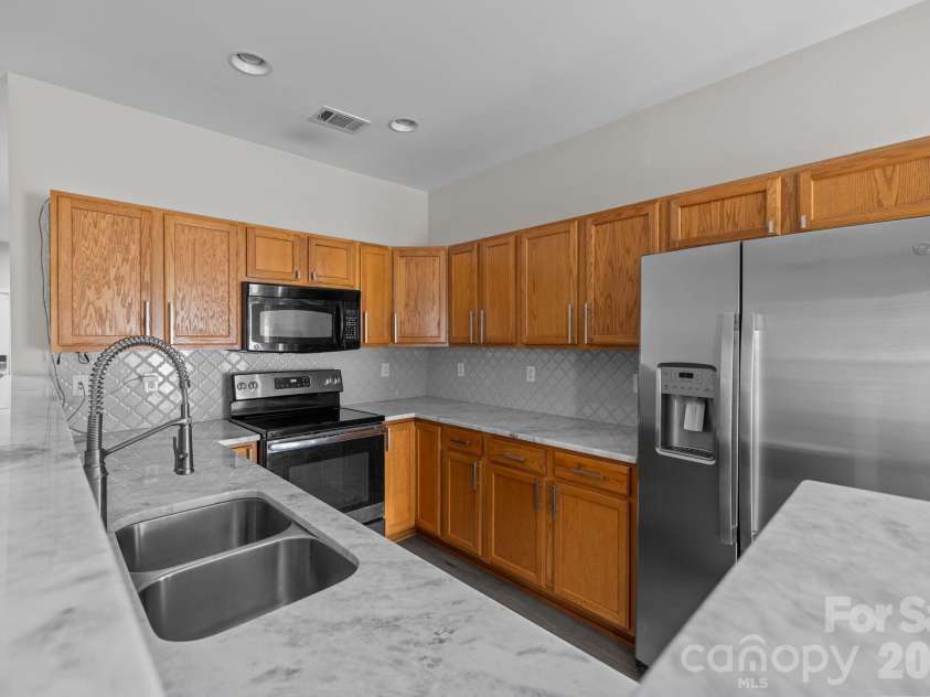 482 Delta Drive, Fort Mill, SC 29715.  MLS# CAR4282763, YatesRealty ID 29182. Updated Kitchen