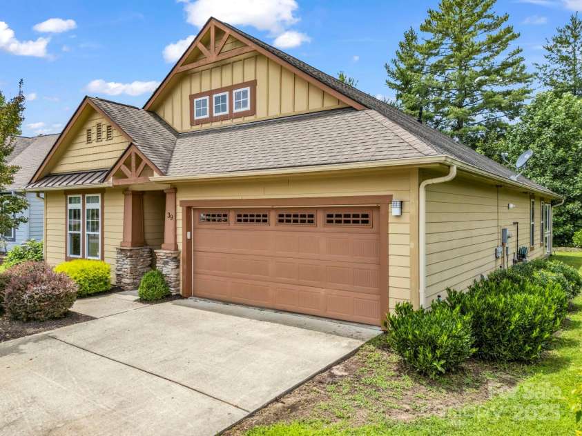39 Creekwalk Lane, Hendersonville, NC 28792.  MLS# CAR4284575, YatesRealty ID 29183. 