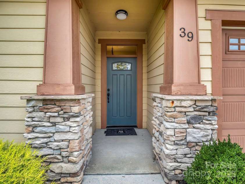 39 Creekwalk Lane, Hendersonville, NC 28792.  MLS# CAR4284575, YatesRealty ID 29183. 