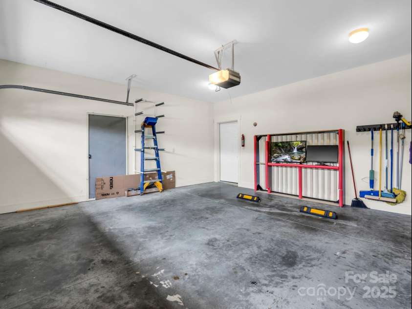 39 Creekwalk Lane, Hendersonville, NC 28792.  MLS# CAR4284575, YatesRealty ID 29183. 