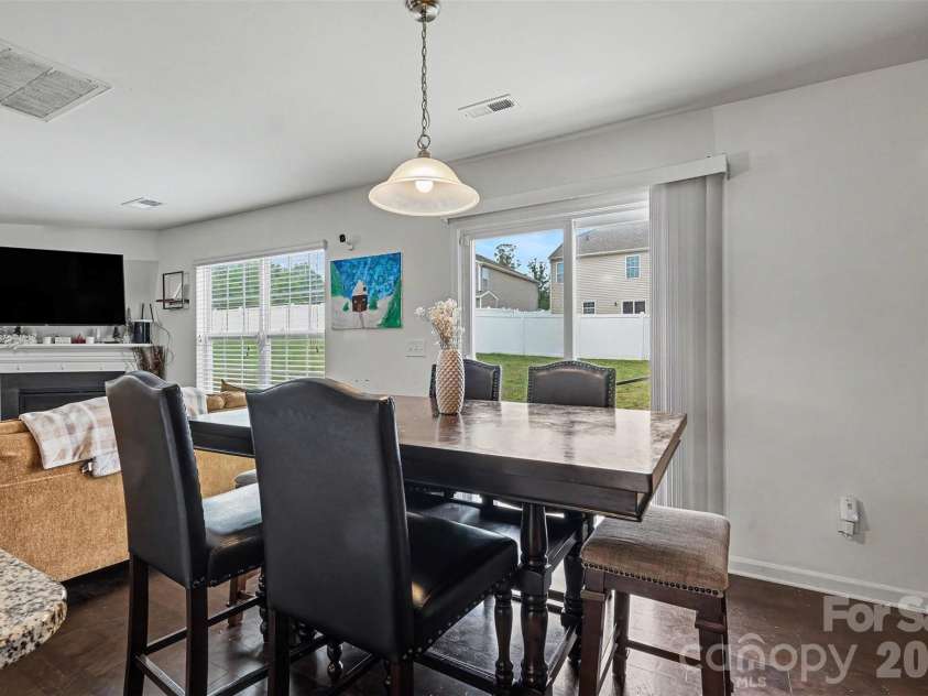 8515 Mansell Court, Charlotte, NC 28215.  MLS# CAR4383865, YatesRealty ID 29186. Dining area