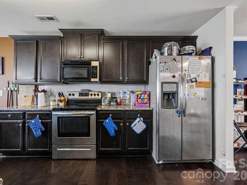 8515 Mansell Court, Charlotte, NC 28215.  MLS# CAR4383865, YatesRealty ID 29186. Kitchen
