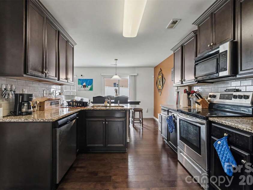 8515 Mansell Court, Charlotte, NC 28215.  MLS# CAR4383865, YatesRealty ID 29186. Kitchen
