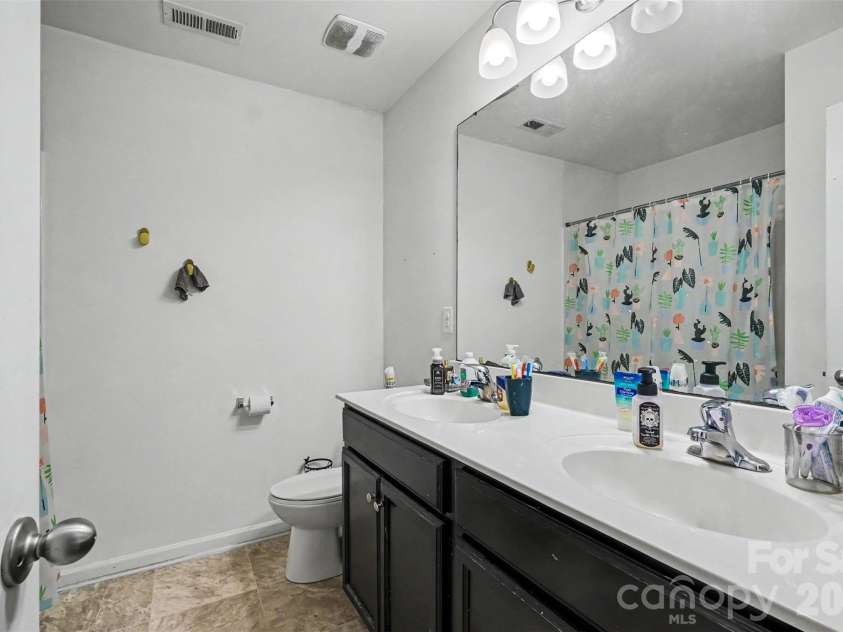 8515 Mansell Court, Charlotte, NC 28215.  MLS# CAR4383865, YatesRealty ID 29186. Main level full bath