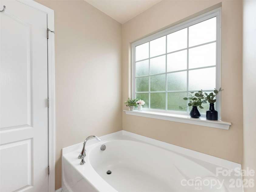 1100 Mountain Laurel Court, Matthews, NC 28104.  MLS# CAR4387377, YatesRealty ID 29193. 