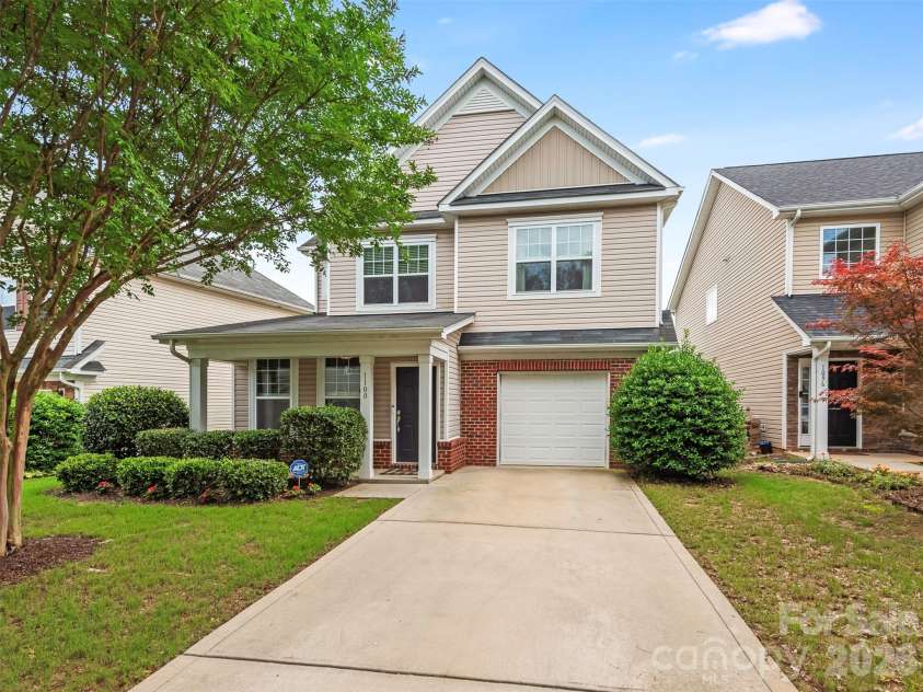 1100 Mountain Laurel Court, Matthews, NC 28104.  MLS# CAR4387377, YatesRealty ID 29193. 