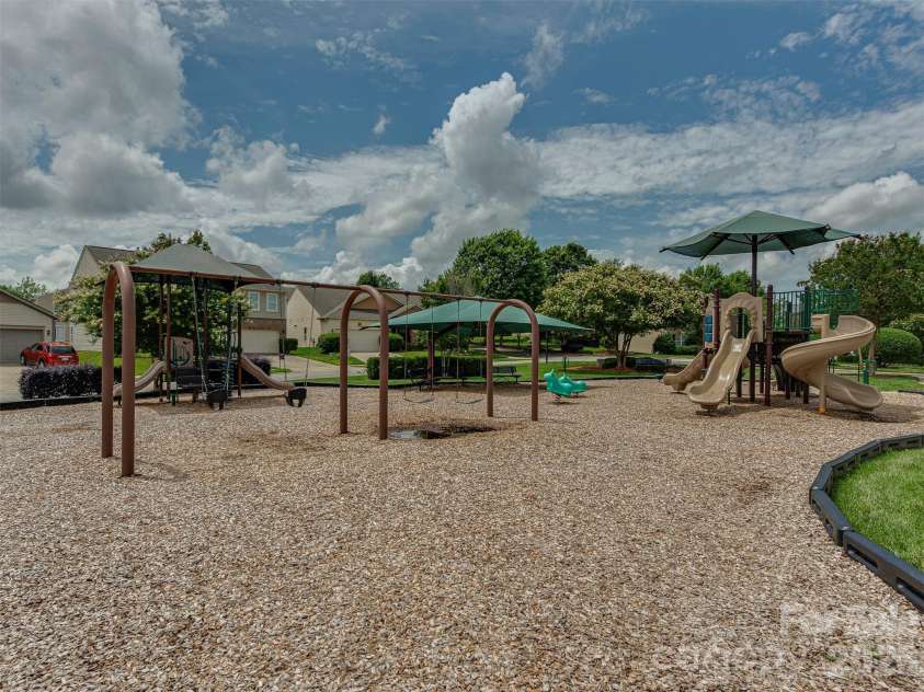1100 Mountain Laurel Court, Matthews, NC 28104.  MLS# CAR4387377, YatesRealty ID 29193. 