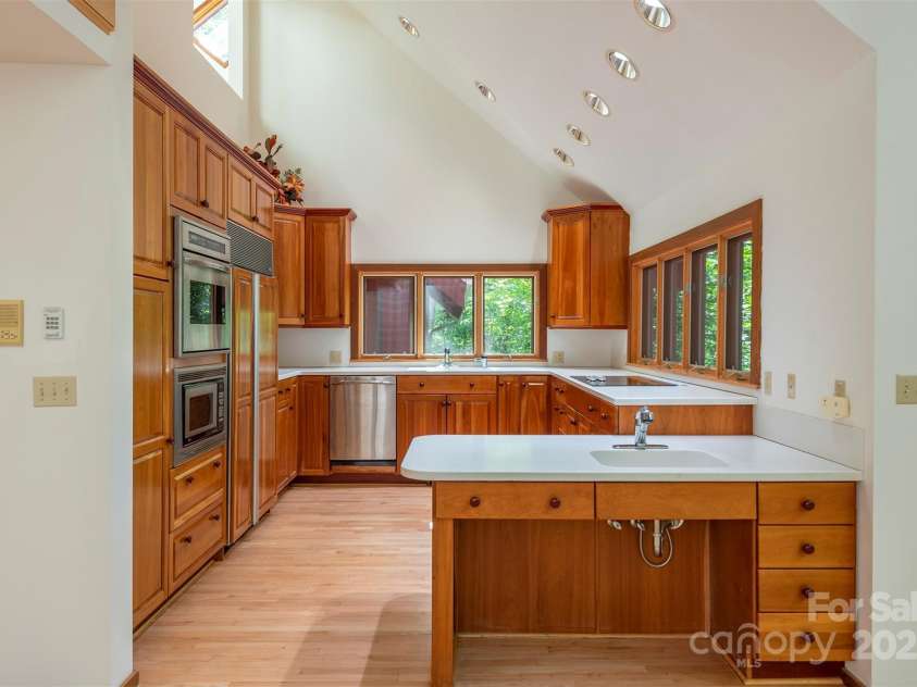 7 Winding Poplar Road, Black Mountain, NC 28711.  MLS# CAR4285345, YatesRealty ID 29194. Custom Kitchen