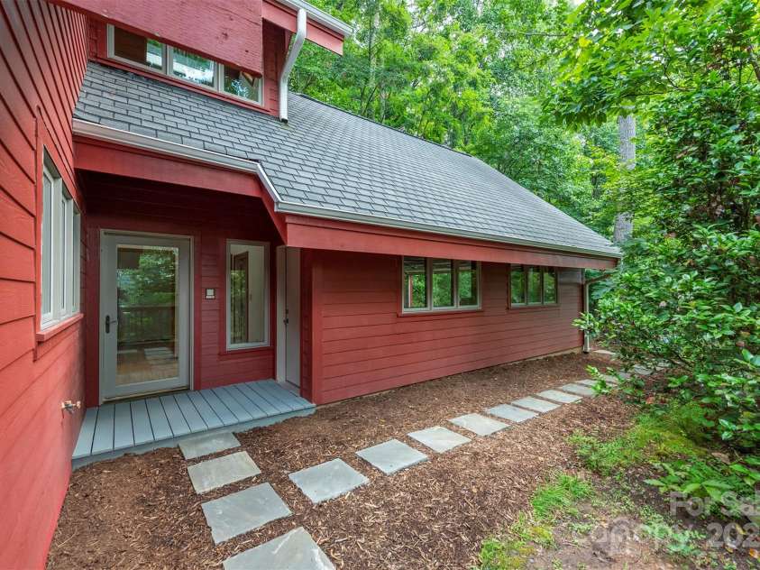 7 Winding Poplar Road, Black Mountain, NC 28711.  MLS# CAR4285345, YatesRealty ID 29194. Entrance