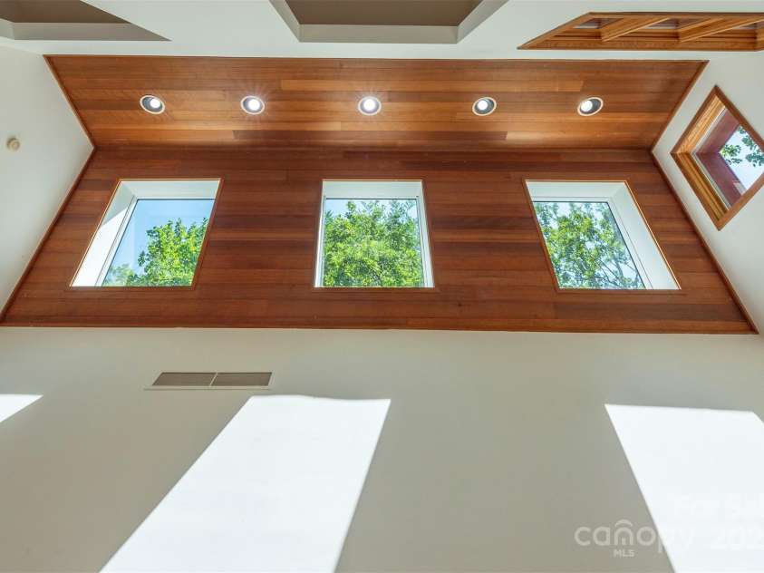 7 Winding Poplar Road, Black Mountain, NC 28711.  MLS# CAR4285345, YatesRealty ID 29194. Foyer ceiling