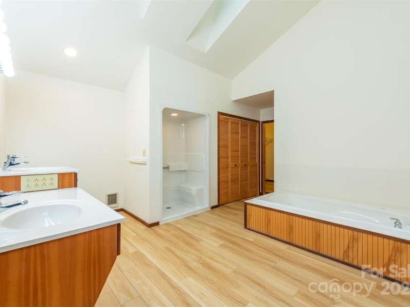 7 Winding Poplar Road, Black Mountain, NC 28711.  MLS# CAR4285345, YatesRealty ID 29194. Primary Bath w/jetted tub, shower, laundry, and large walk-in closet.