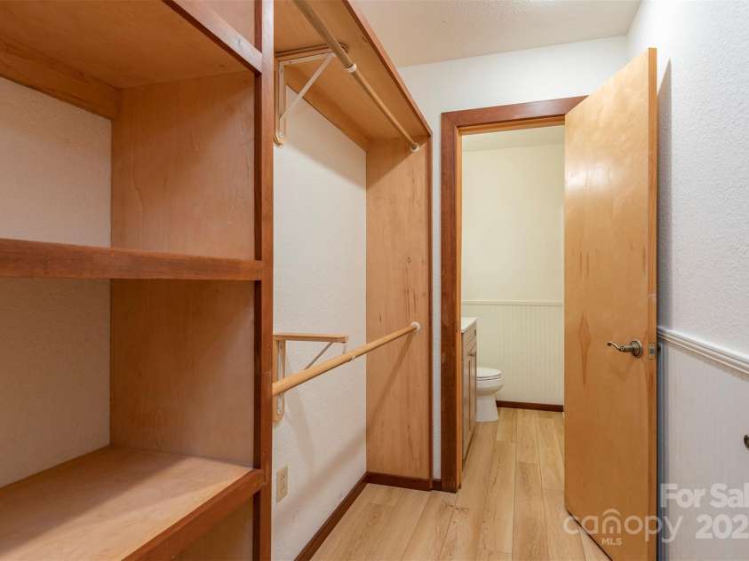 7 Winding Poplar Road, Black Mountain, NC 28711.  MLS# CAR4285345, YatesRealty ID 29194. Walk through closet to Full BA