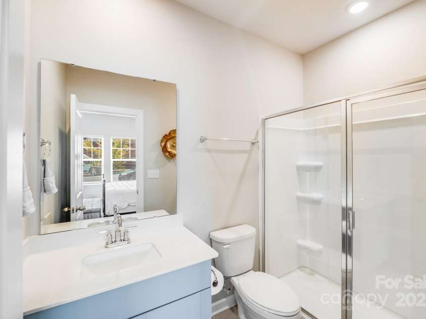 3738 Memorial Parkway, Charlotte, NC 28278.  MLS# CAR4276646, YatesRealty ID 29195. 1st Secondary Bath on main level