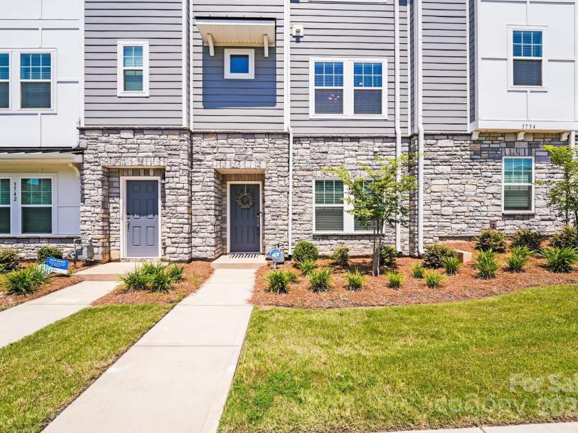 3738 Memorial Parkway, Charlotte, NC 28278.  MLS# CAR4276646, YatesRealty ID 29195. Front Entrance