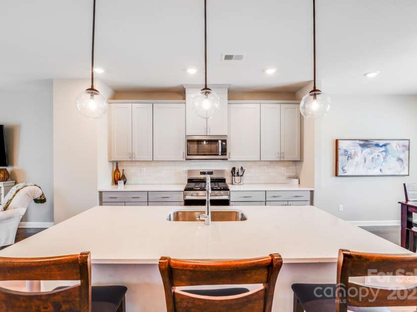 3738 Memorial Parkway, Charlotte, NC 28278.  MLS# CAR4276646, YatesRealty ID 29195. Large Island