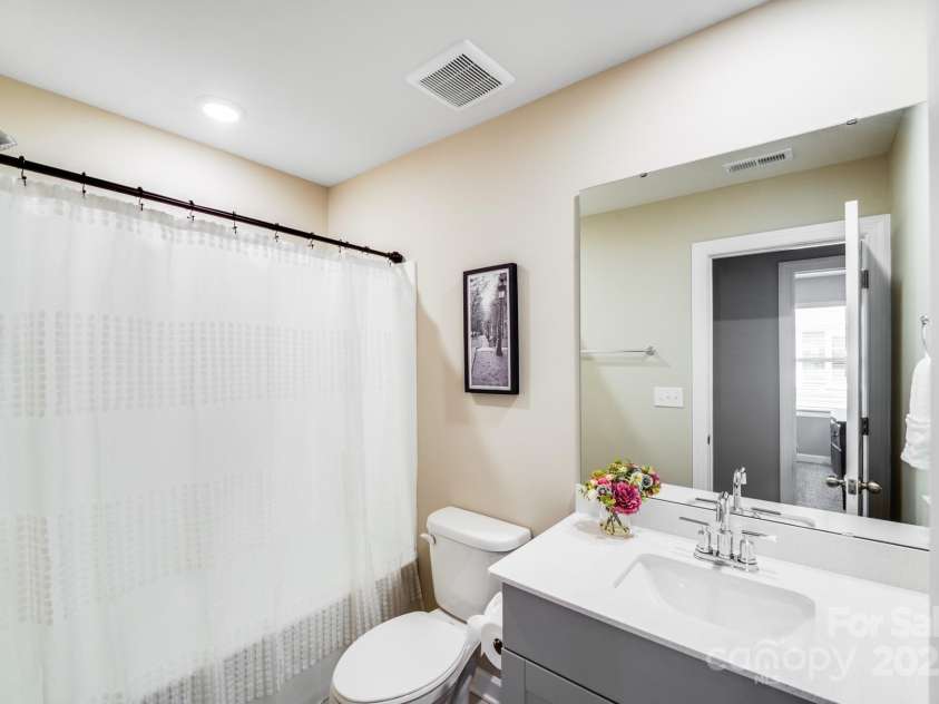 3738 Memorial Parkway, Charlotte, NC 28278.  MLS# CAR4276646, YatesRealty ID 29195. Secondary Full Tub/shower Bathroom