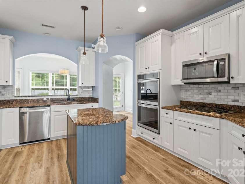 1009 Jerry Lane, Matthews, NC 28105.  MLS# CAR4264669, YatesRealty ID 29196. 