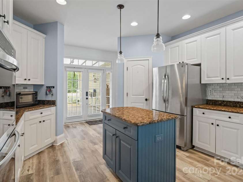 1009 Jerry Lane, Matthews, NC 28105.  MLS# CAR4264669, YatesRealty ID 29196. 
