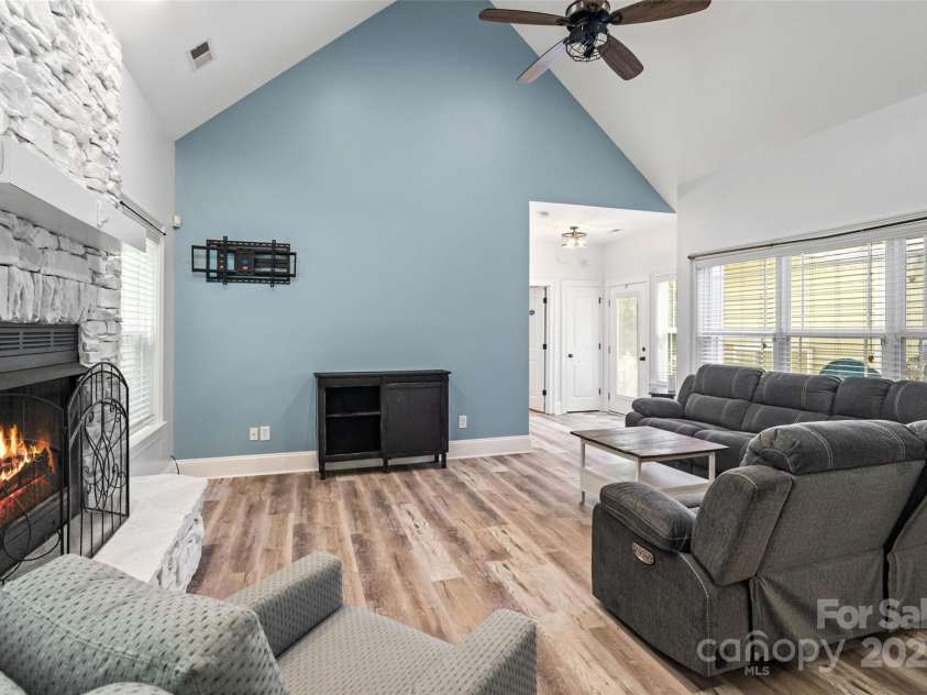 1009 Jerry Lane, Matthews, NC 28105.  MLS# CAR4264669, YatesRealty ID 29196. 