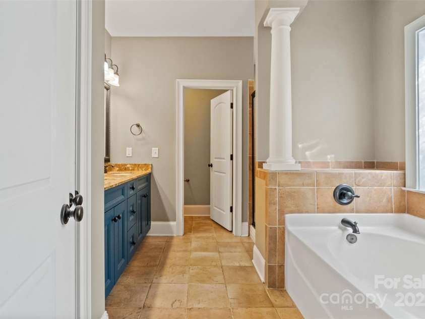 1009 Jerry Lane, Matthews, NC 28105.  MLS# CAR4264669, YatesRealty ID 29196. 