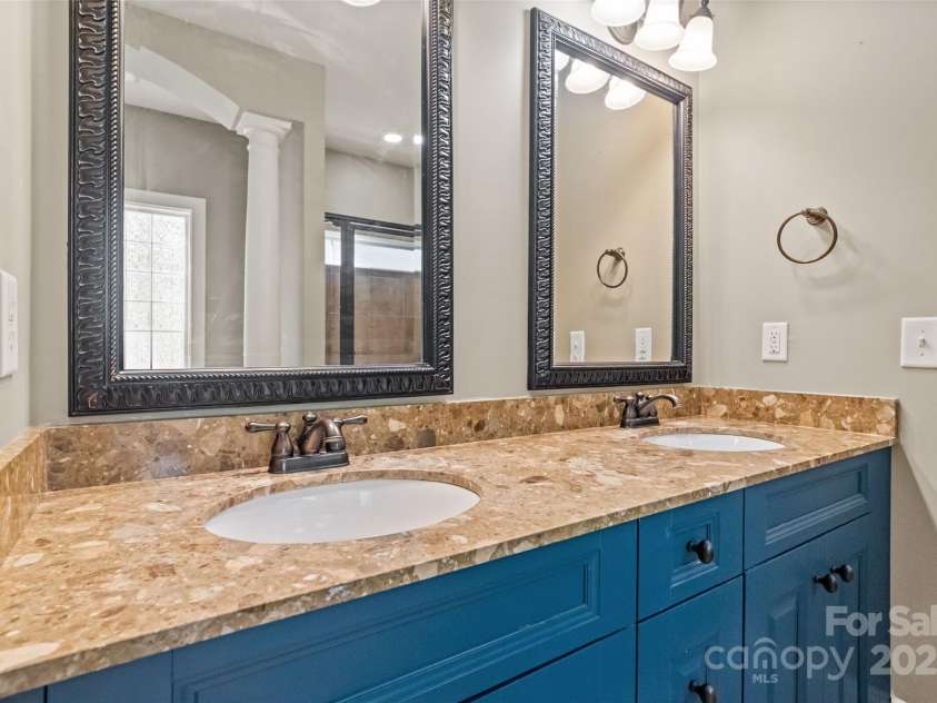 1009 Jerry Lane, Matthews, NC 28105.  MLS# CAR4264669, YatesRealty ID 29196. 