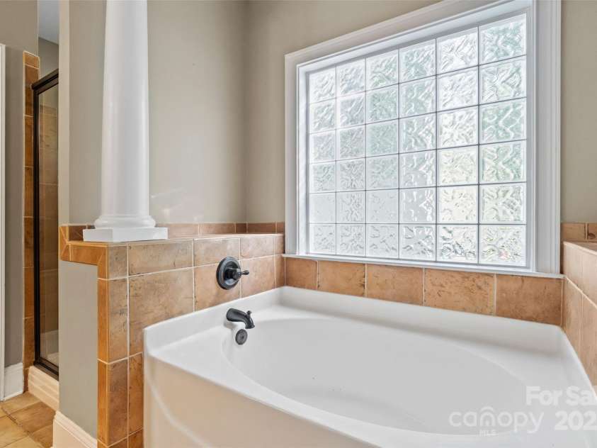 1009 Jerry Lane, Matthews, NC 28105.  MLS# CAR4264669, YatesRealty ID 29196. 