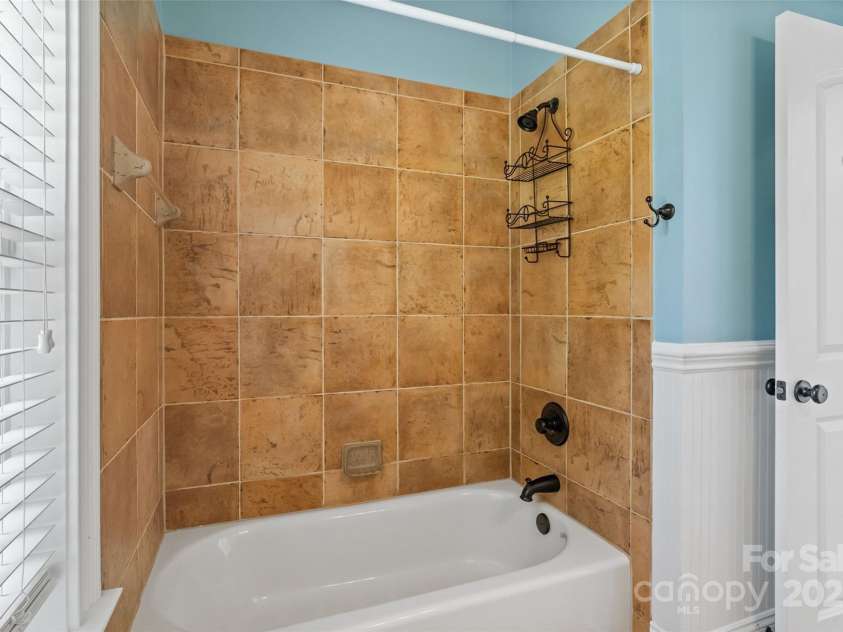 1009 Jerry Lane, Matthews, NC 28105.  MLS# CAR4264669, YatesRealty ID 29196. 