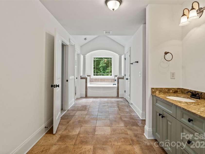 1009 Jerry Lane, Matthews, NC 28105.  MLS# CAR4264669, YatesRealty ID 29196. 