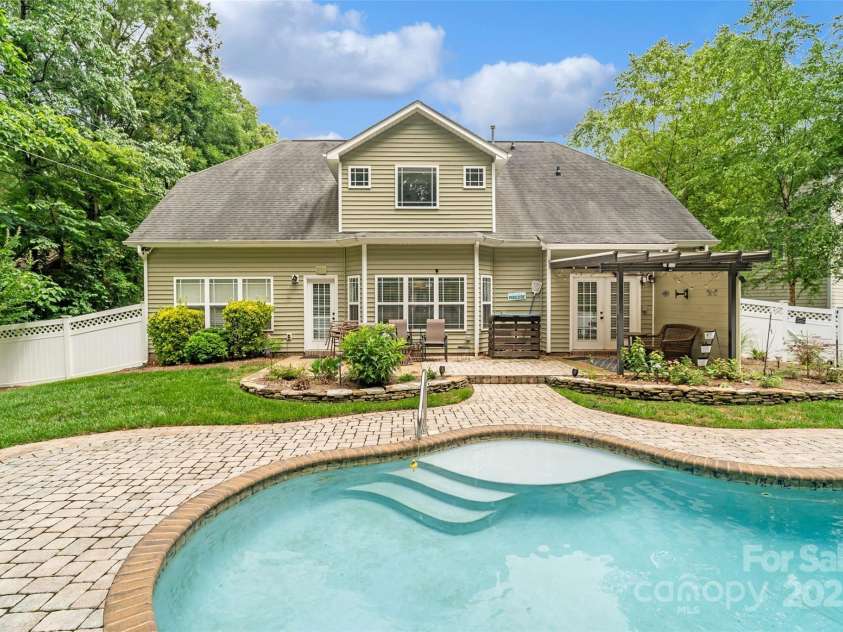 1009 Jerry Lane, Matthews, NC 28105.  MLS# CAR4264669, YatesRealty ID 29196. 