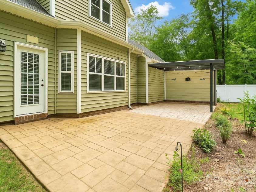 1009 Jerry Lane, Matthews, NC 28105.  MLS# CAR4264669, YatesRealty ID 29196. 