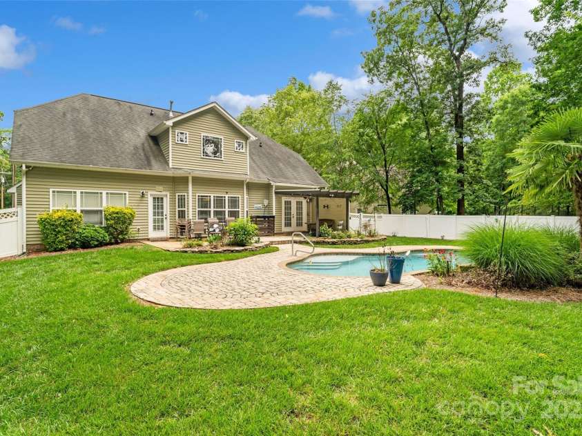 1009 Jerry Lane, Matthews, NC 28105.  MLS# CAR4264669, YatesRealty ID 29196. 
